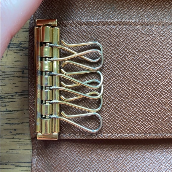 Authentic Louis Vuitton 6 key holder - Picture 5 of 8
